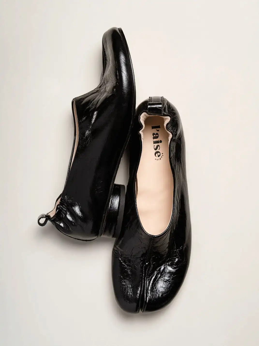 L'aise | Wrinkled Patent Leather Retro Tabi Shoes-Black