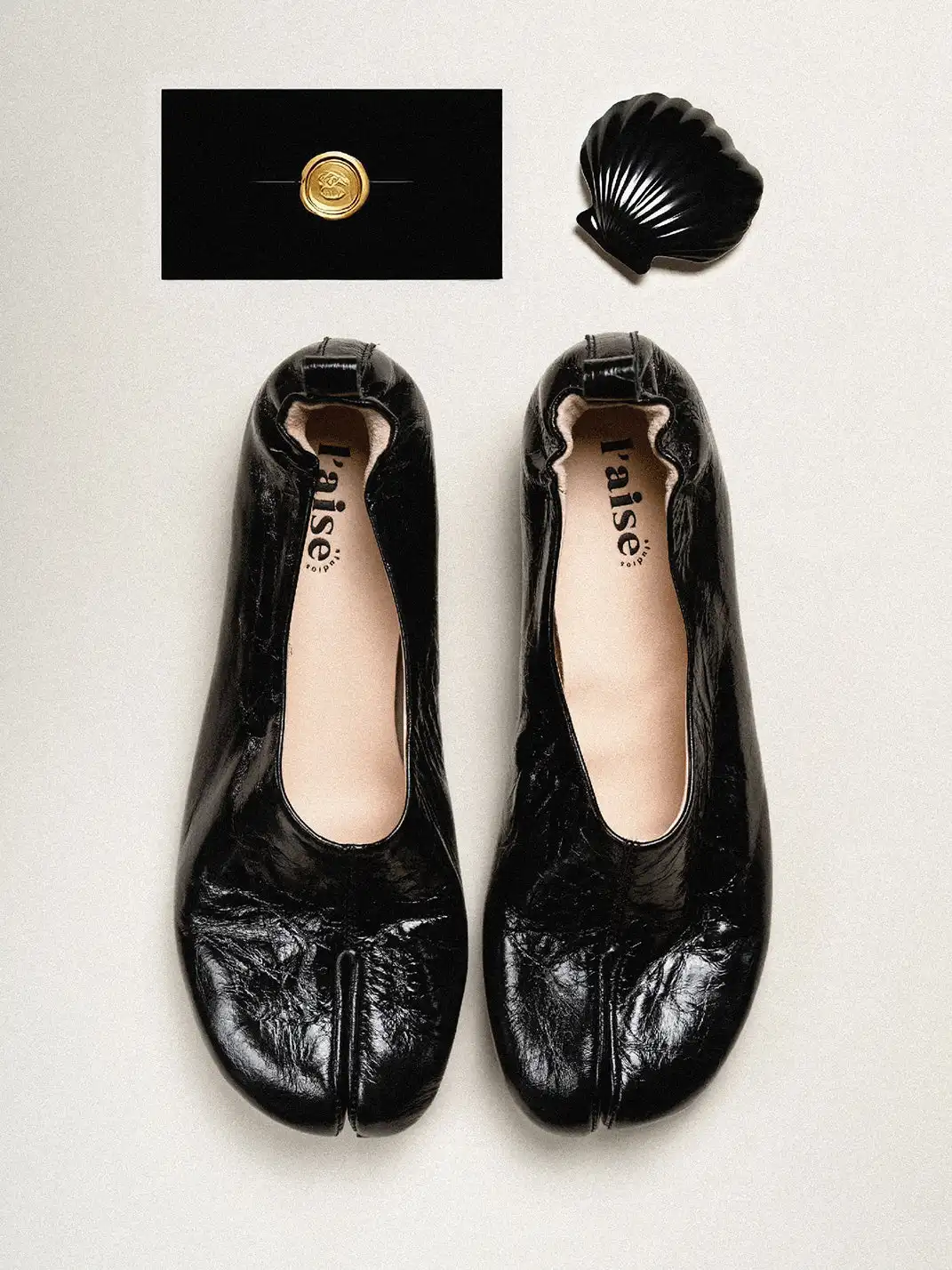 L'aise | Wrinkled Patent Leather Retro Tabi Shoes-Black