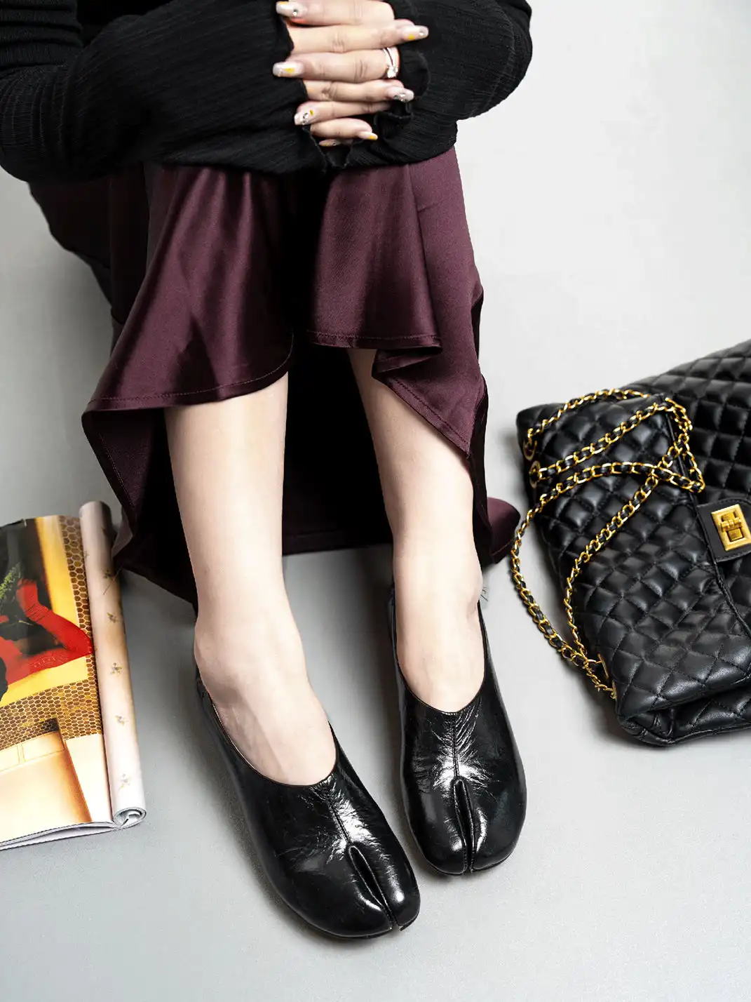 L'aise | Wrinkled Patent Leather Retro Tabi Shoes-Black