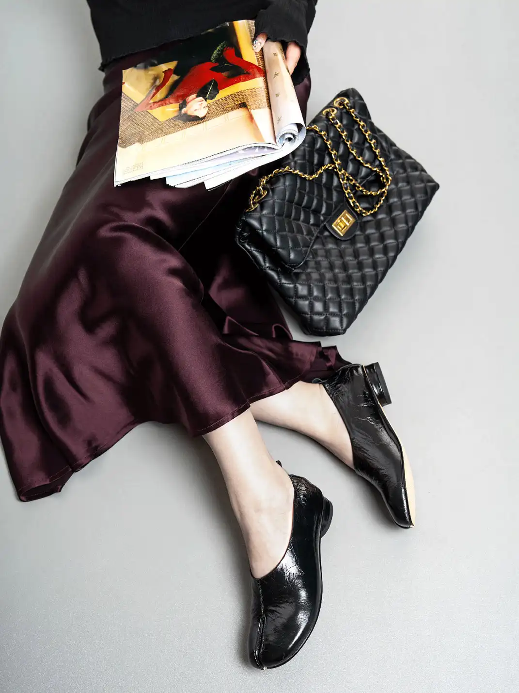 L'aise | Wrinkled Patent Leather Retro Tabi Shoes-Black