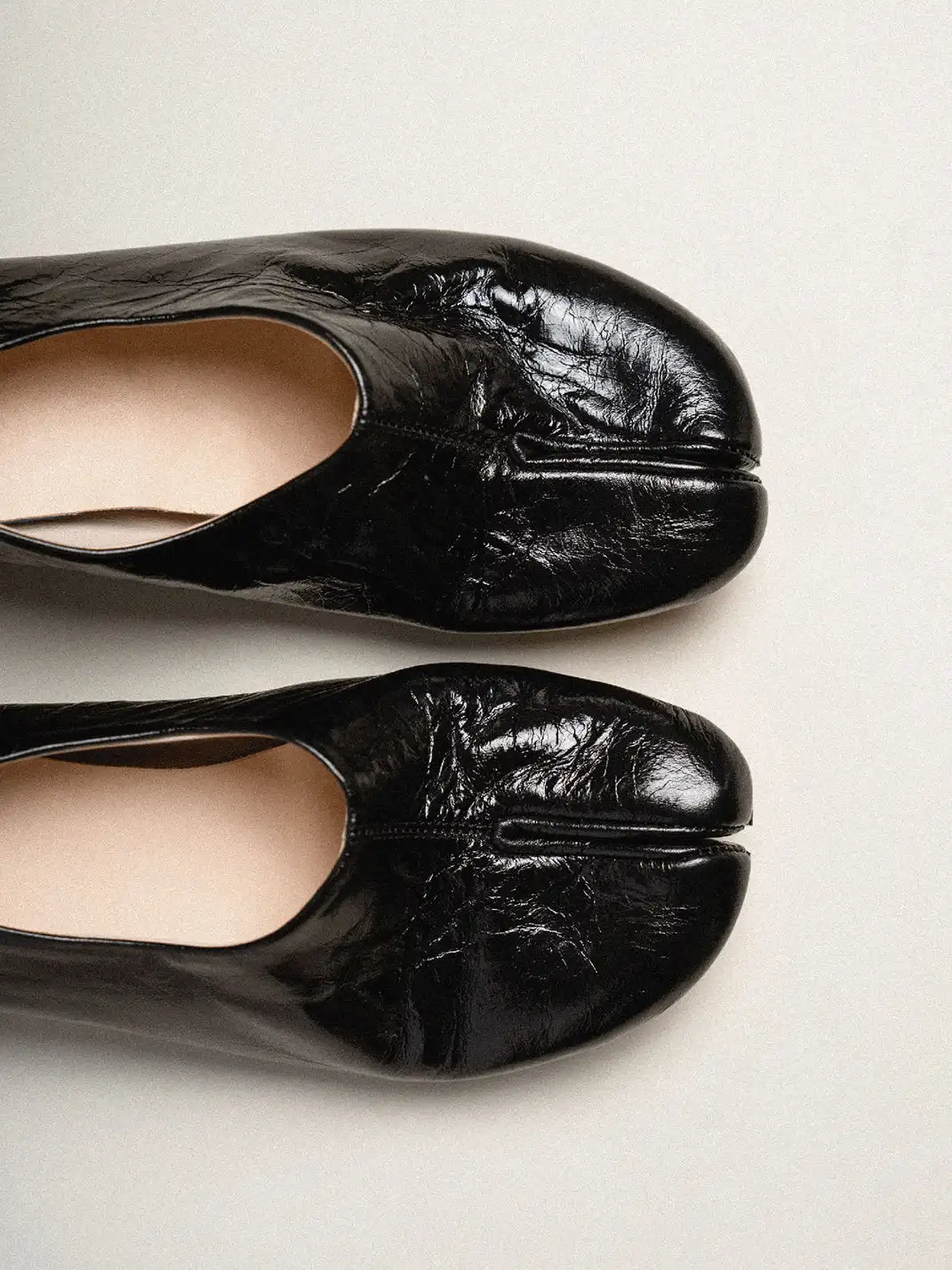 L'aise | Wrinkled Patent Leather Retro Tabi Shoes-Black