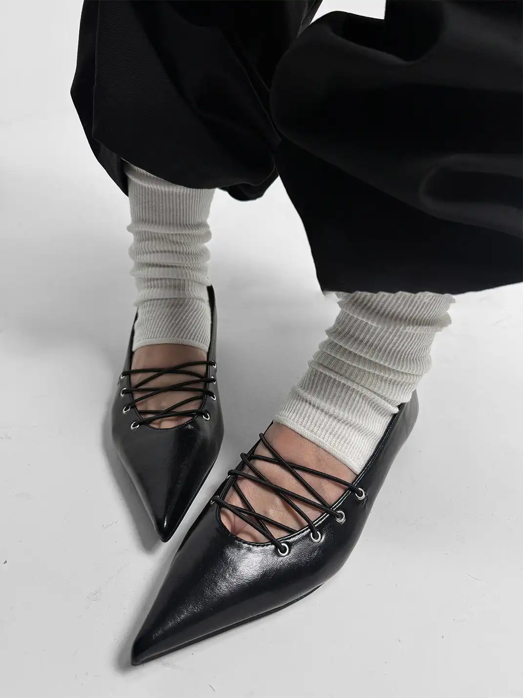 ABstract Garden | Pointed-Toe Shoes With Crisscross Straps-Black