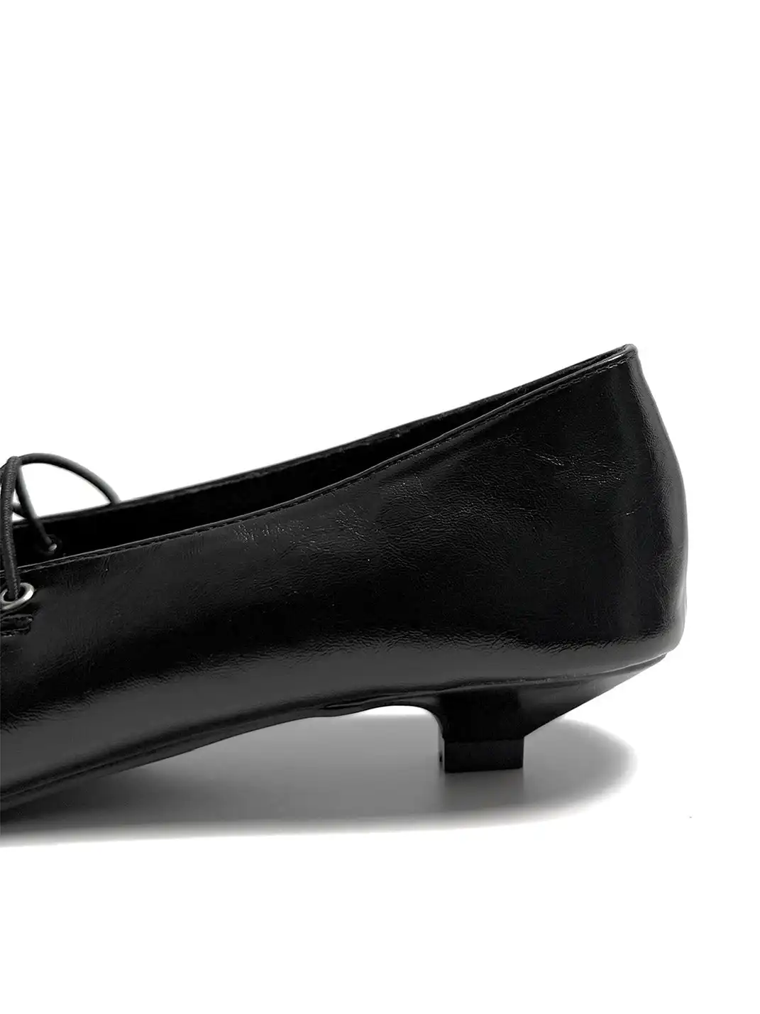 ABstract Garden | Pointed-Toe Shoes With Crisscross Straps-Black