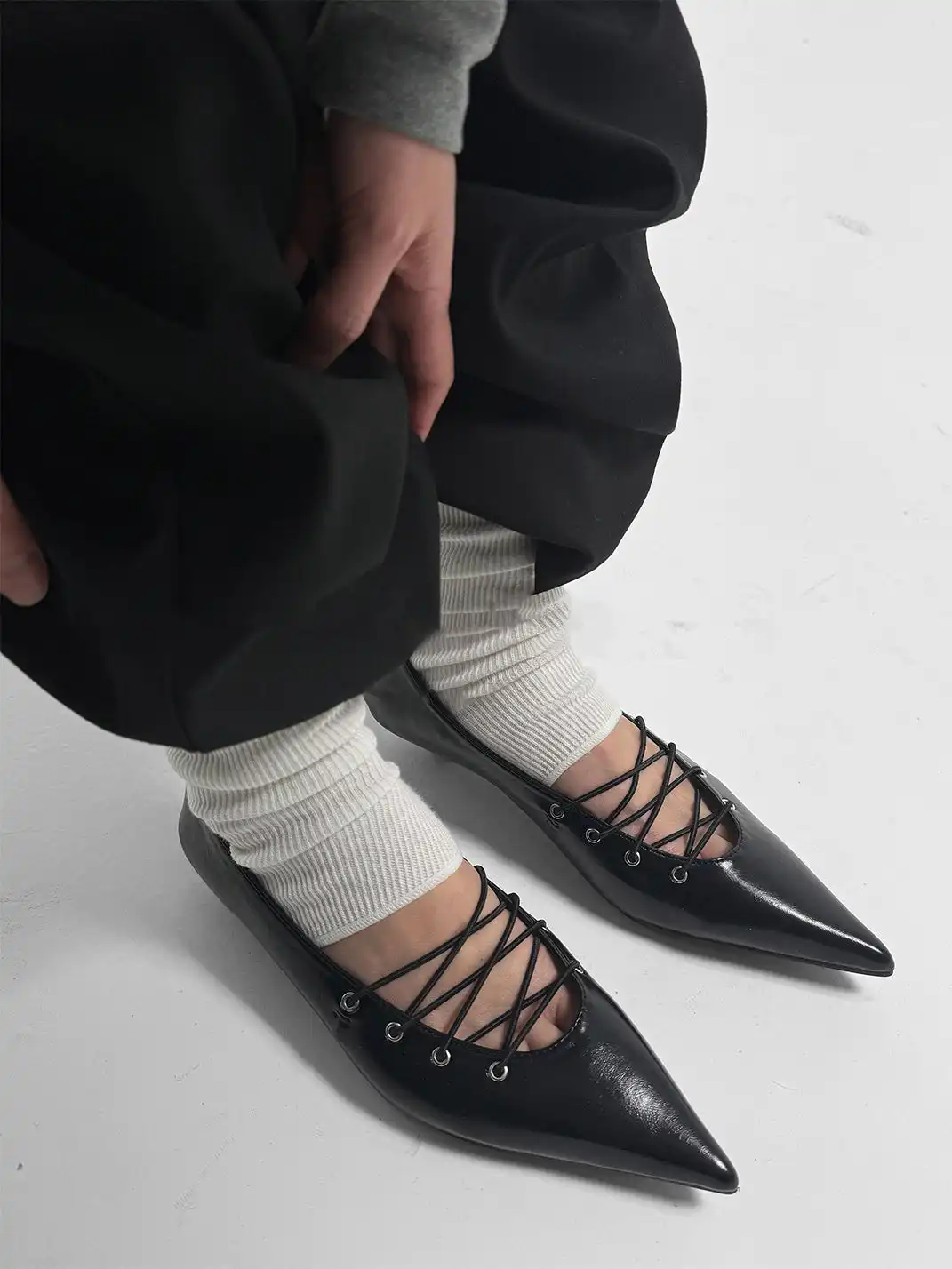 ABstract Garden | Pointed-Toe Shoes With Crisscross Straps-Black