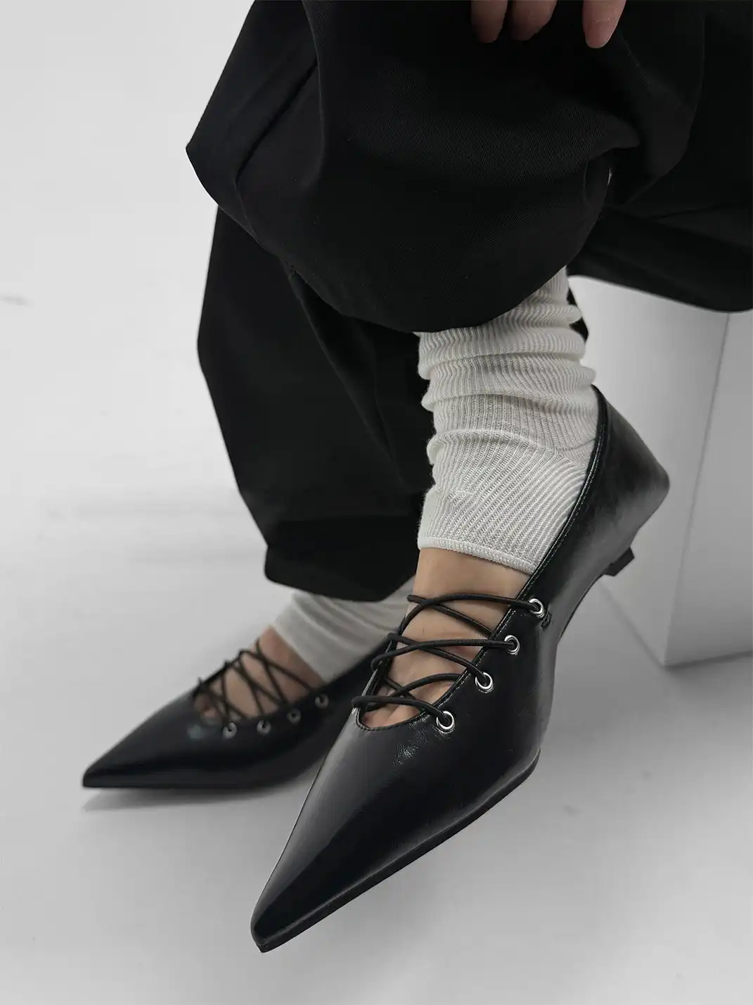 ABstract Garden | Pointed-Toe Shoes With Crisscross Straps-Black