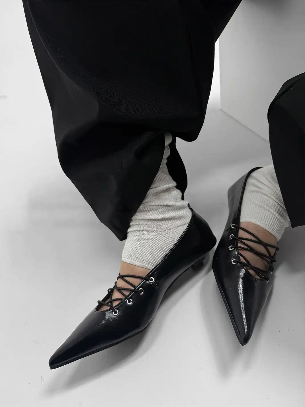 ABstract Garden | Pointed-Toe Shoes With Crisscross Straps-Black