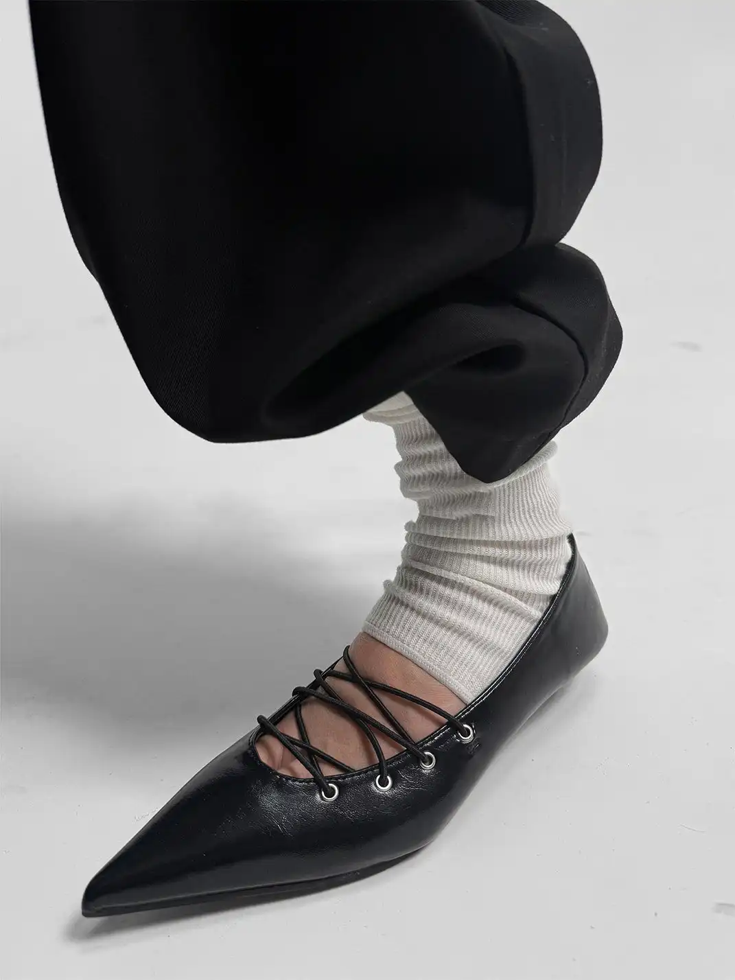 ABstract Garden | Pointed-Toe Shoes With Crisscross Straps-Black