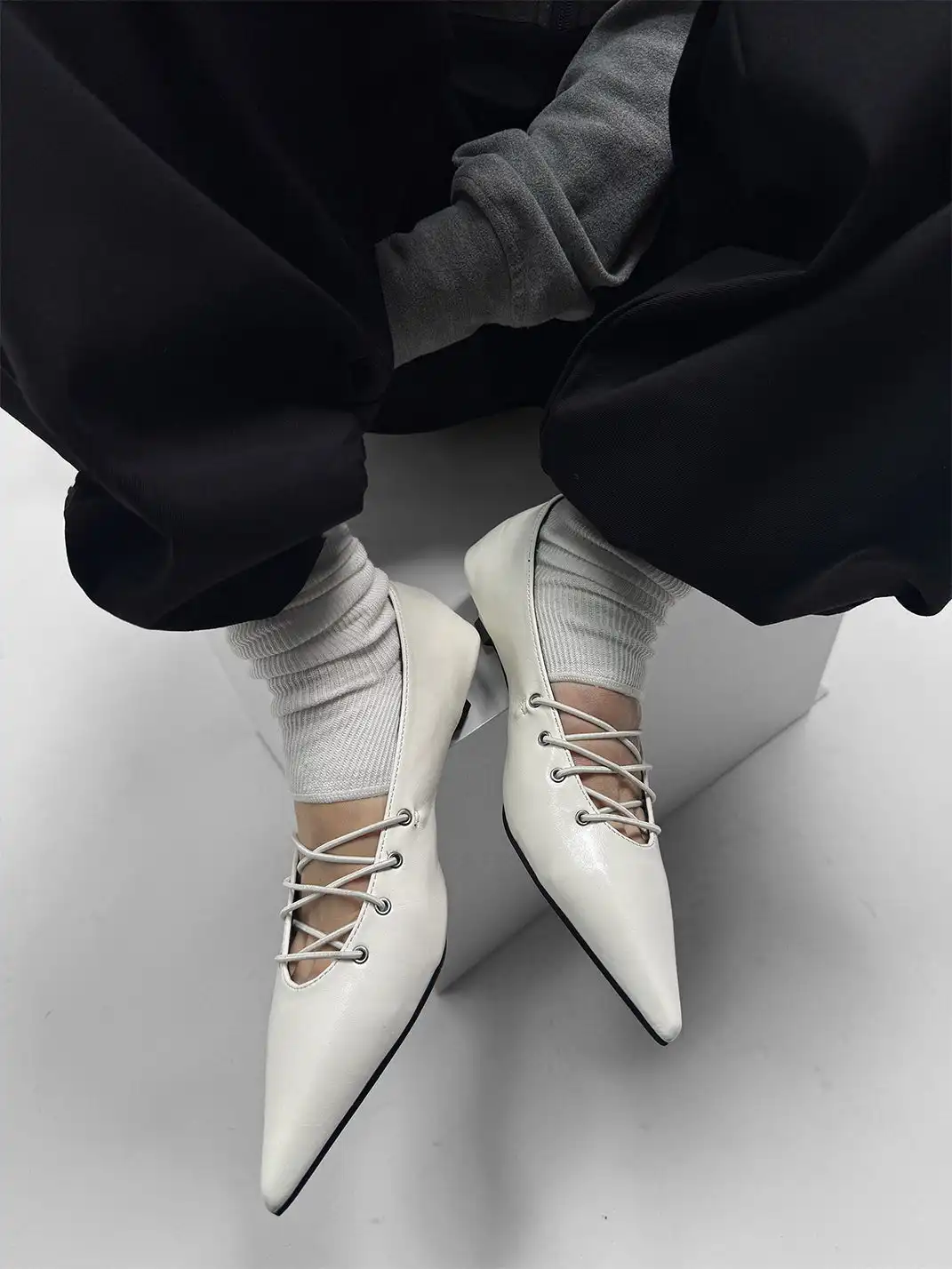 ABstract Garden | Pointed-Toe Shoes With Crisscross Straps-White