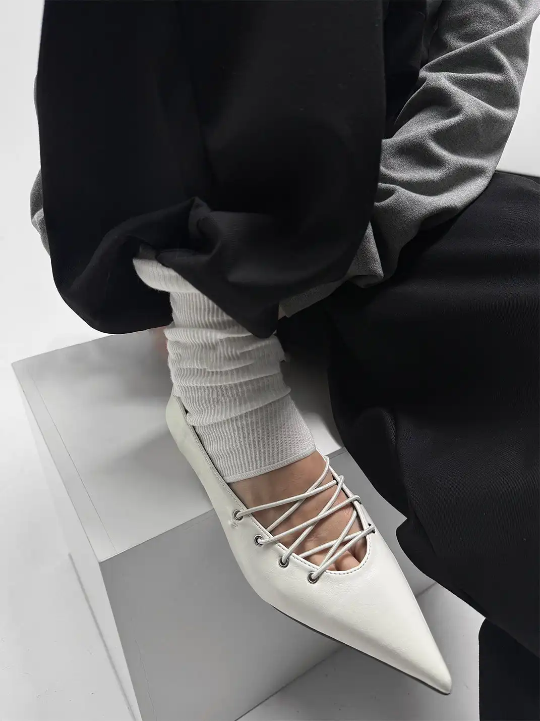 ABstract Garden | Pointed-Toe Shoes With Crisscross Straps-White