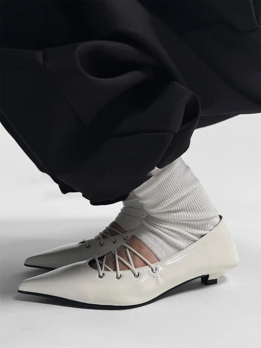 ABstract Garden | Pointed-Toe Shoes With Crisscross Straps-White
