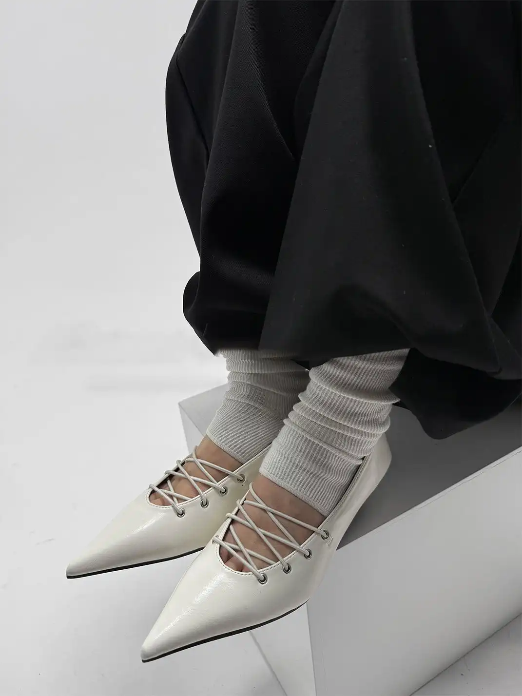 ABstract Garden | Pointed-Toe Shoes With Crisscross Straps-White