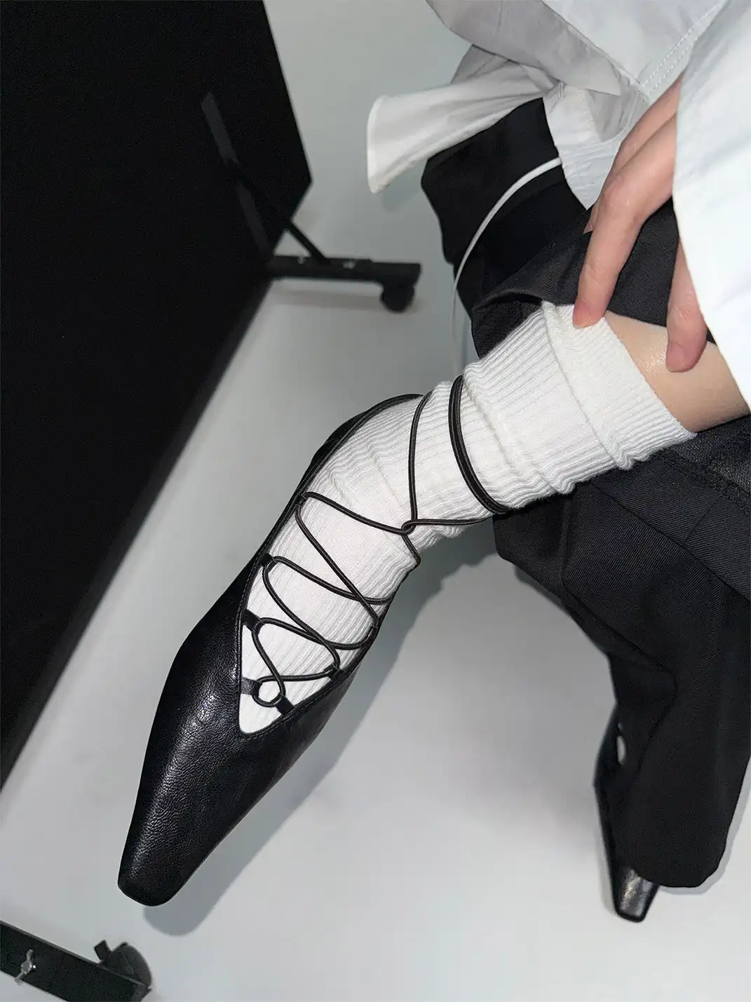 ABstract Garden | Cross-Strap Low-Heeled Mary Jane Shoes-Black
