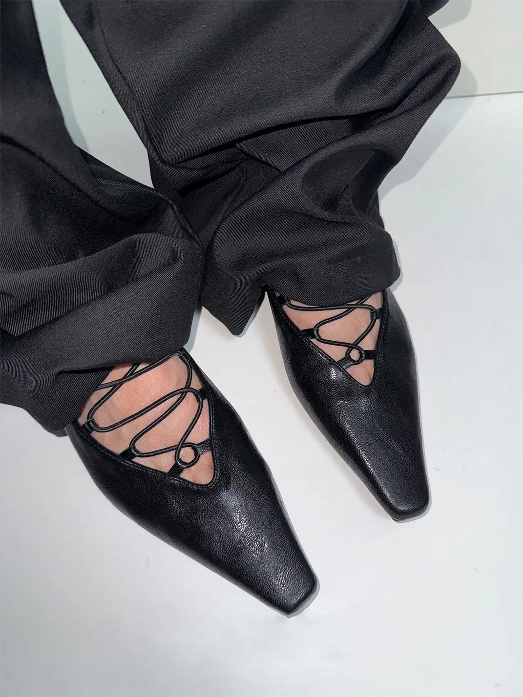ABstract Garden | Cross-Strap Low-Heeled Mary Jane Shoes-Black