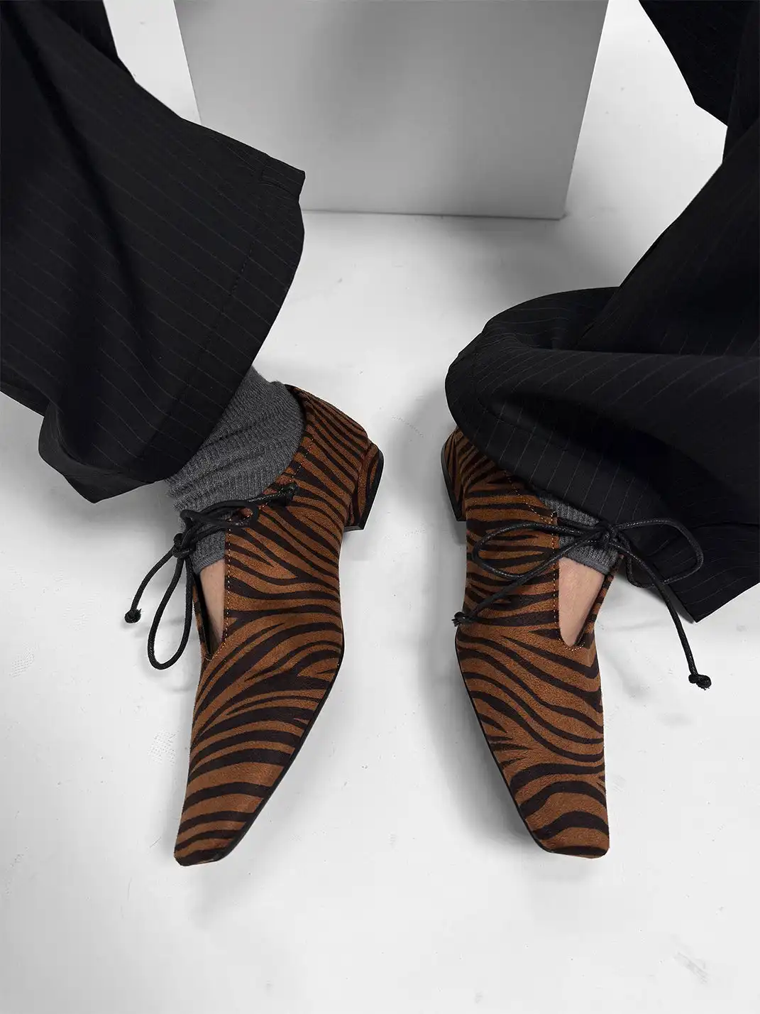 ABstract Garden | Low-Cut Zebra-Print Lace-Up Loafers-Brown