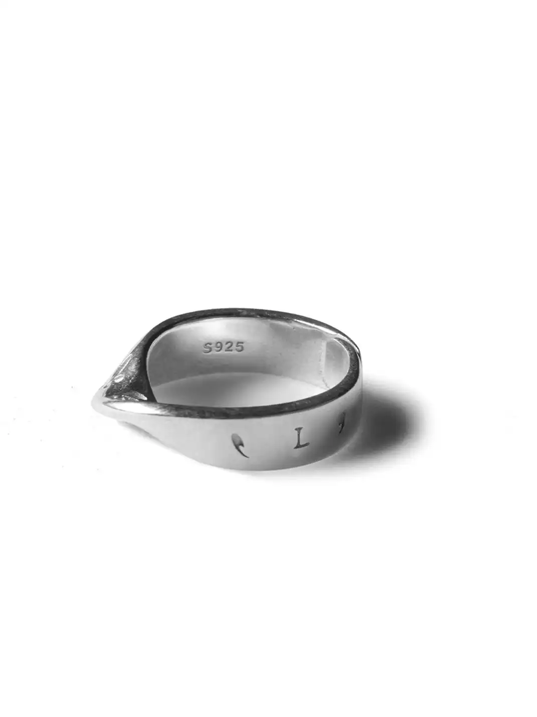 RELABEL | Alien-Shaped Ring with Opening