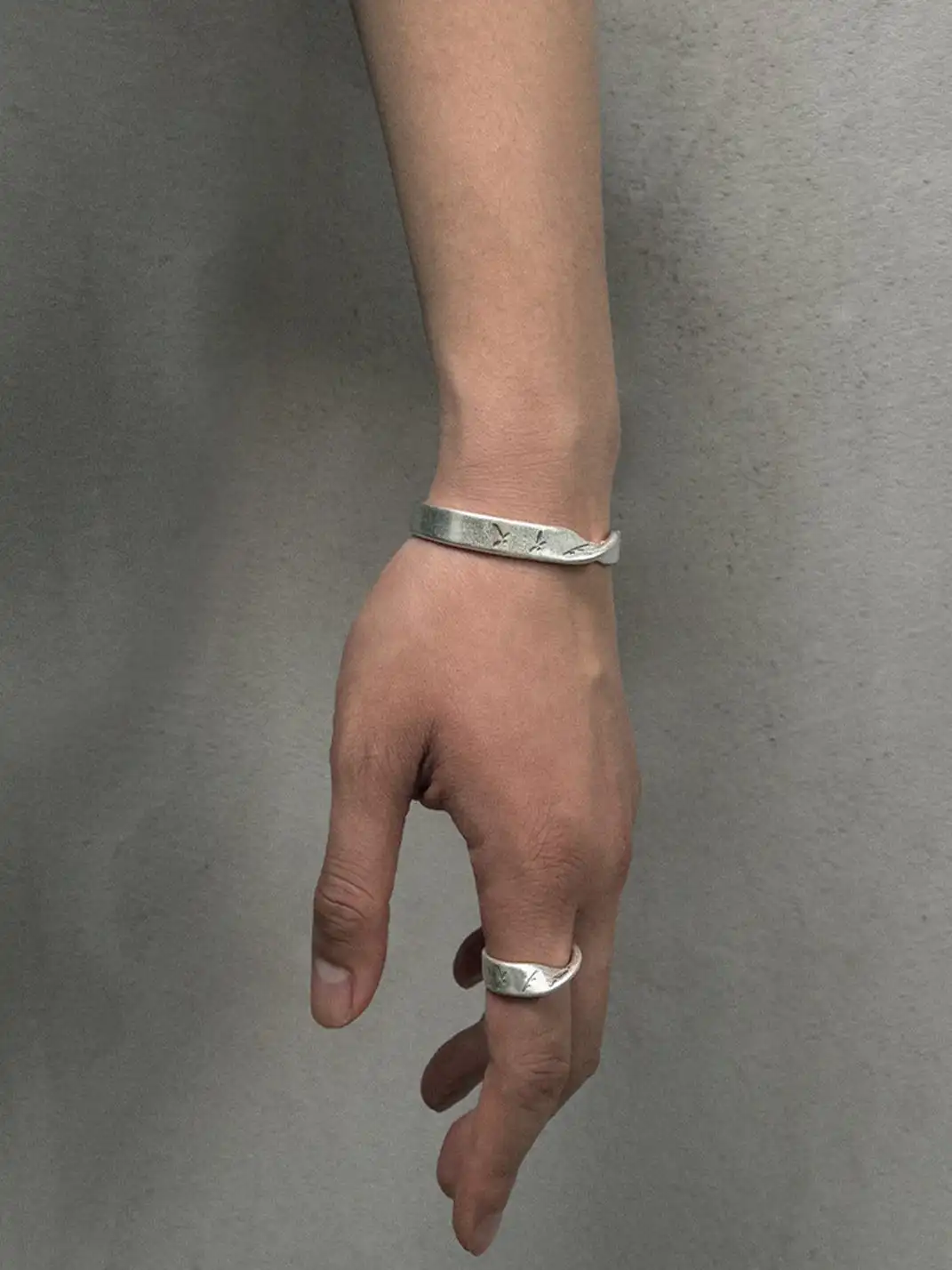 RELABEL | Alien-Shaped Ring with Opening