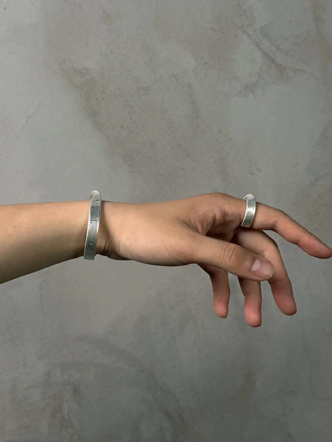 RELABEL | Alien-Shaped Ring with Opening