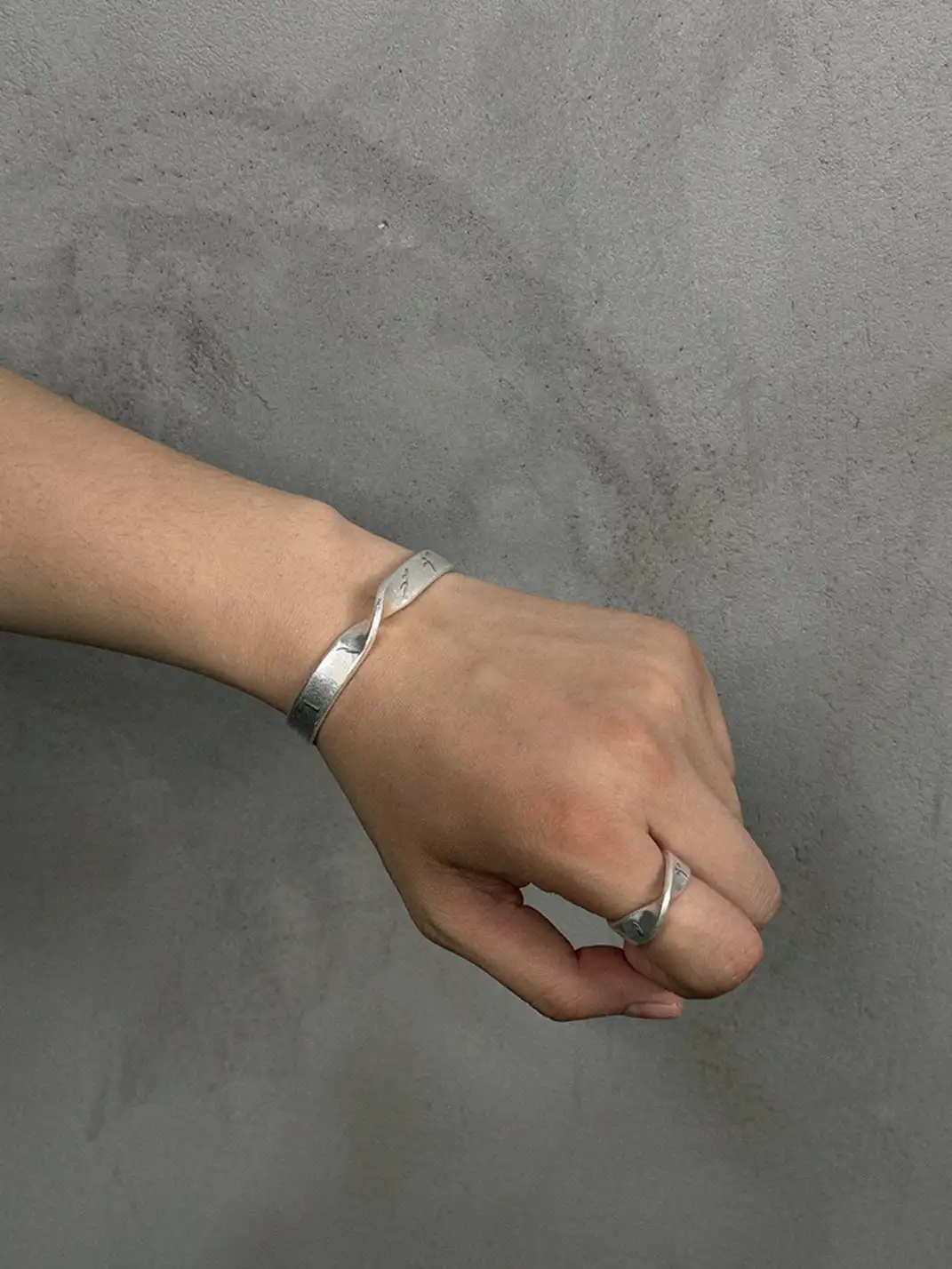 RELABEL | Alien-Shaped Ring with Opening