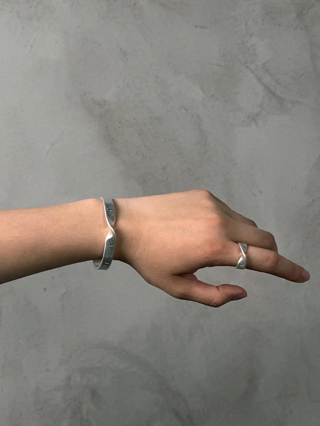 RELABEL | Alien-Shaped Ring with Opening