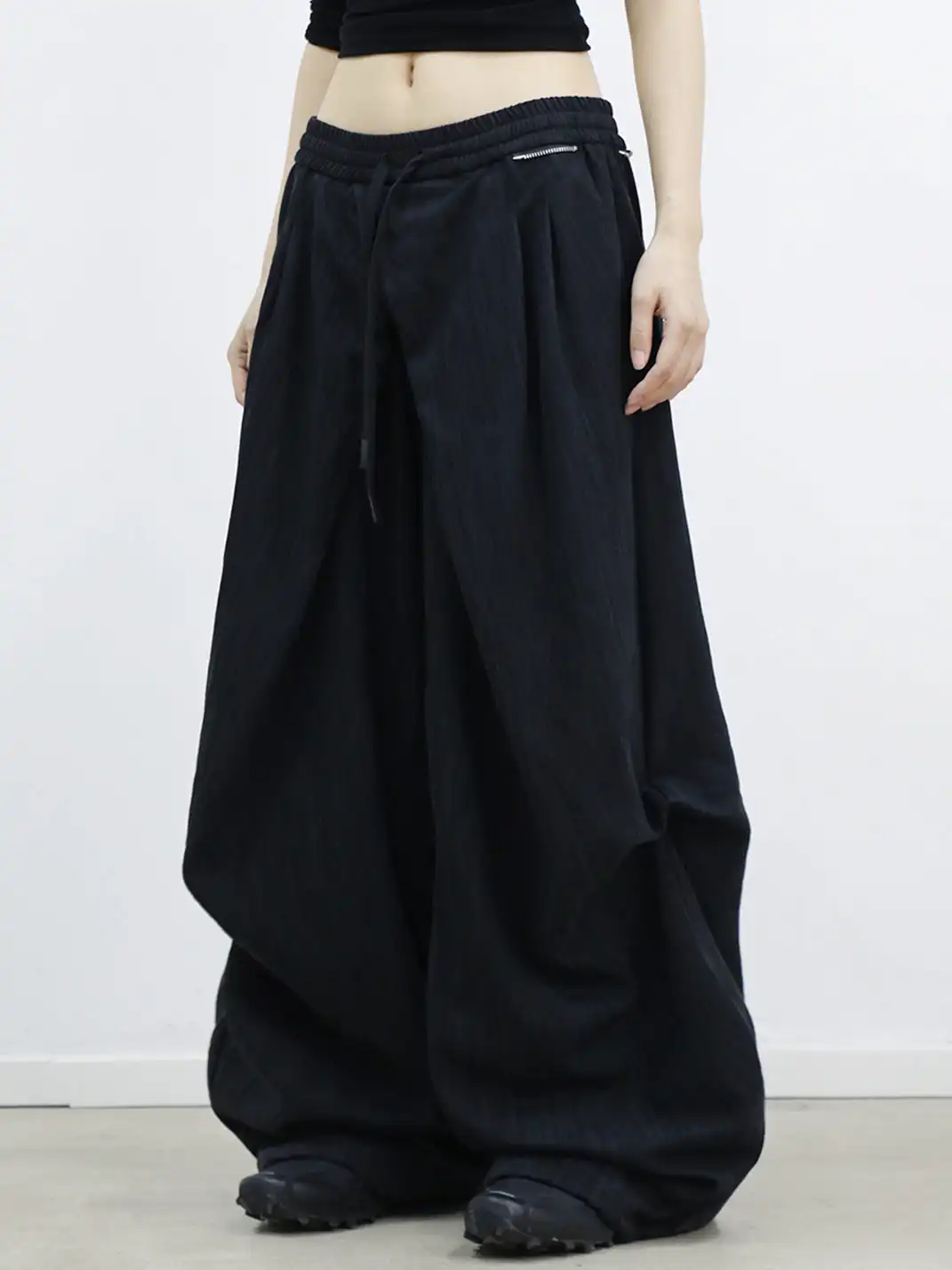 RELABEL | Striped Textured Cross-Wavy Casual Trousers