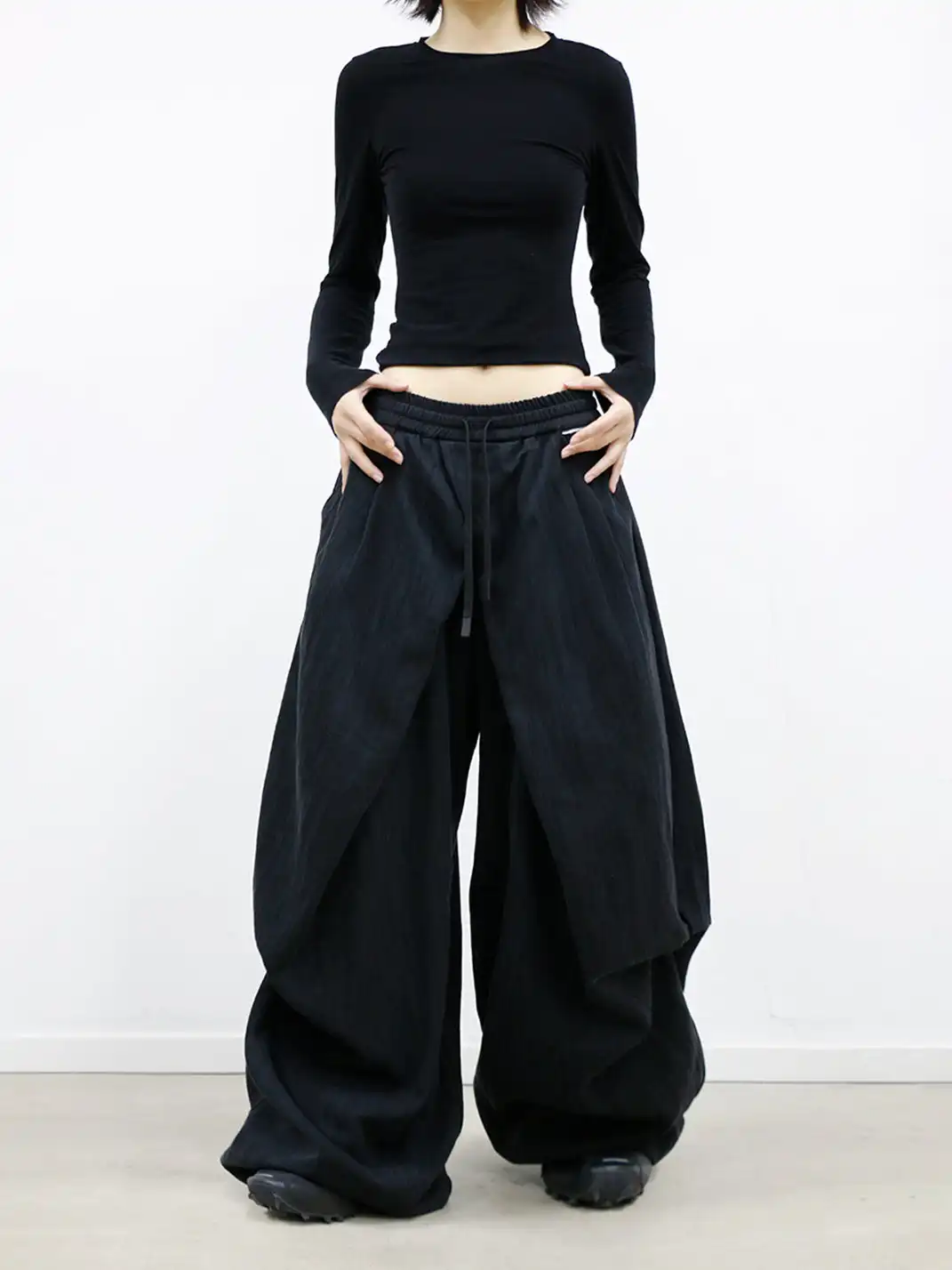 RELABEL | Striped Textured Cross-Wavy Casual Trousers