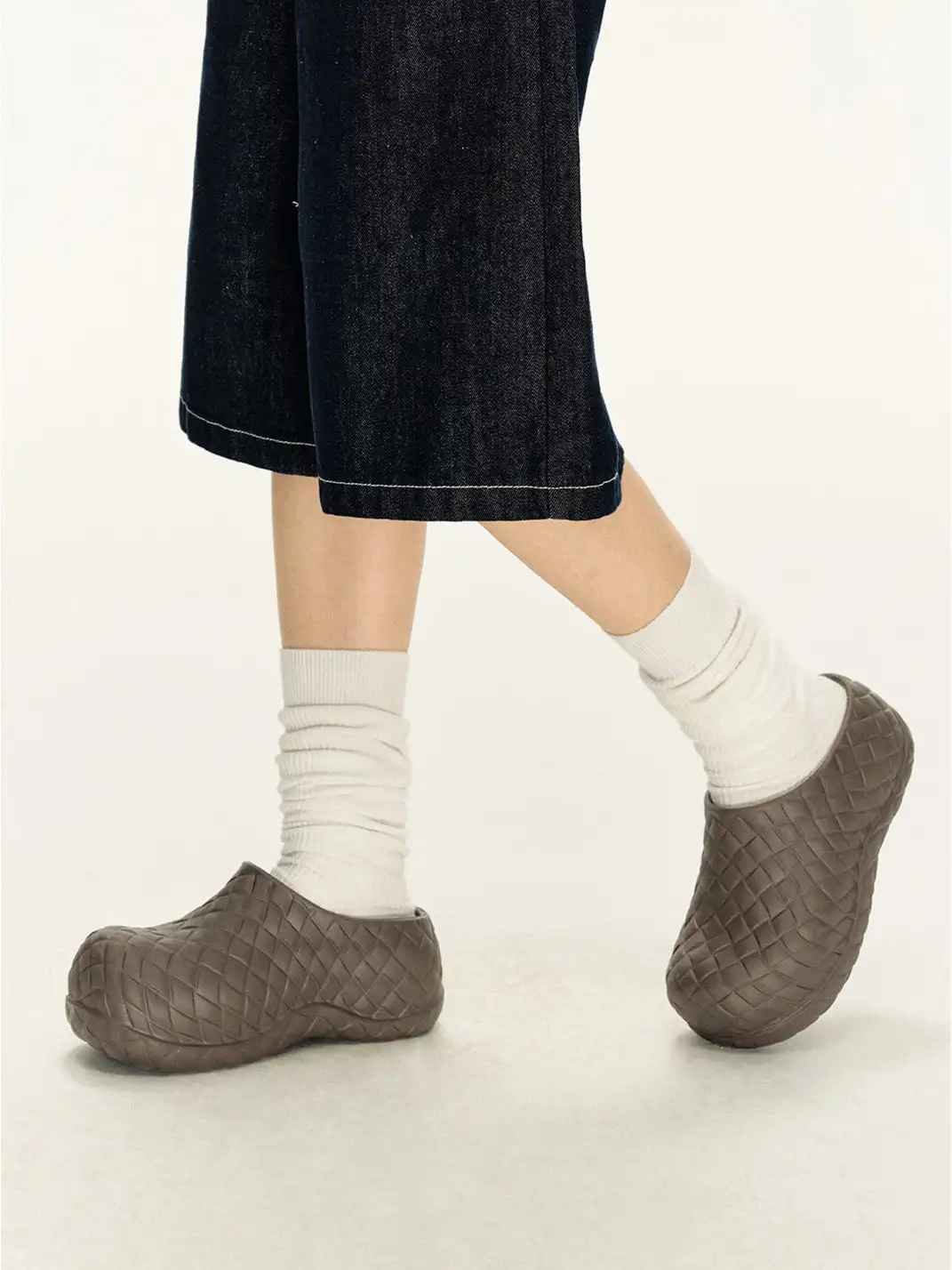 ARISEISM | Textured Platform Closed-Toe Slippers