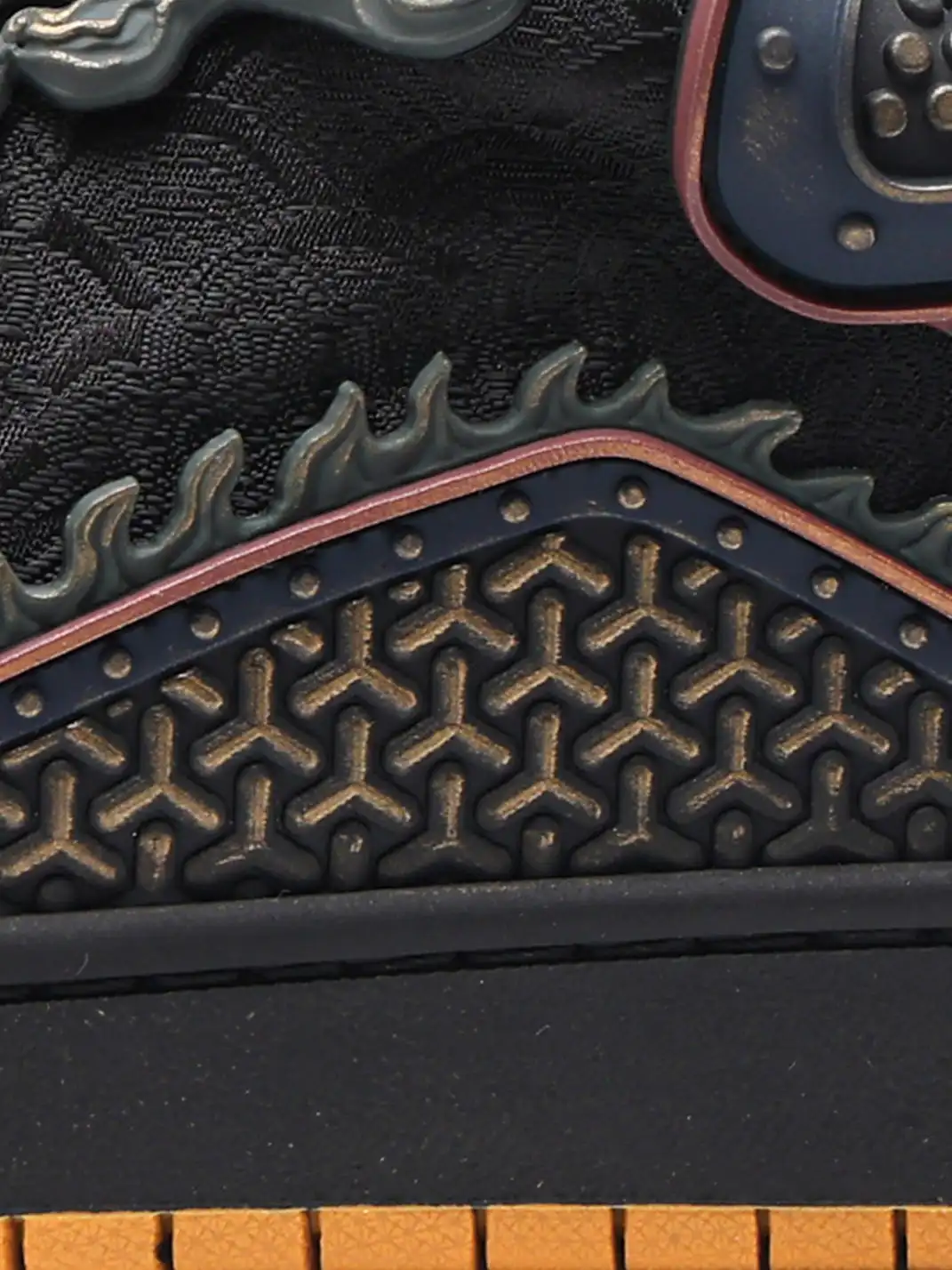 SGSX | Dragon Scale Embossed Low-Top Sneakers