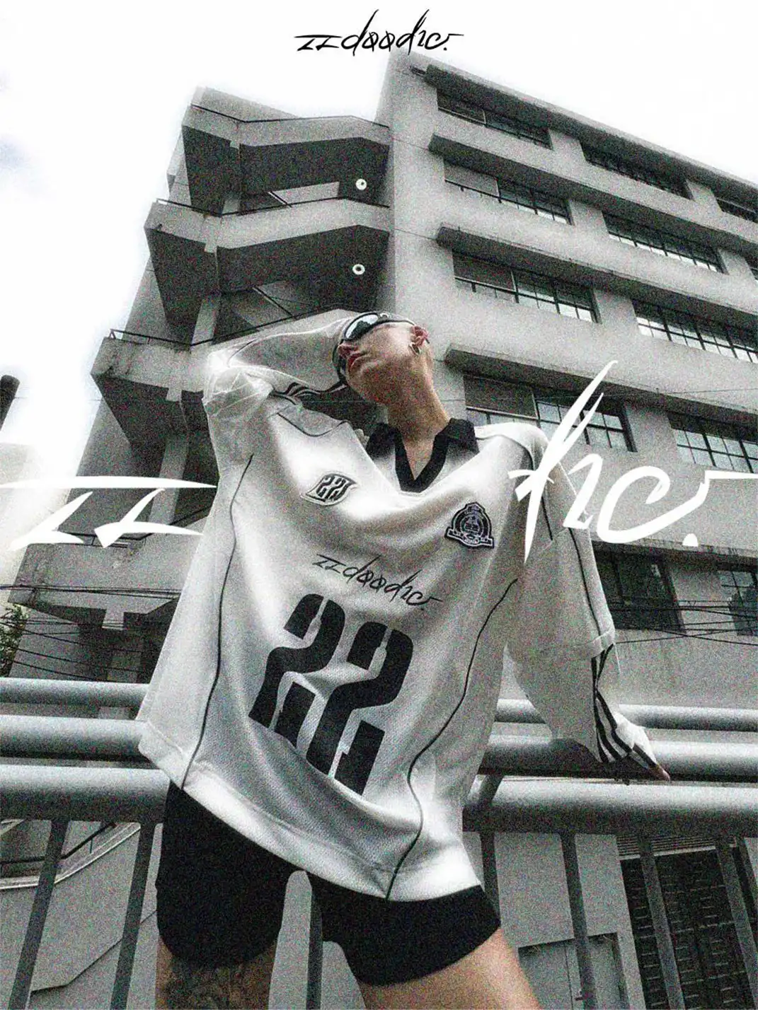 22 doodle | Detachable Sleeve Letter Print T-Shirt