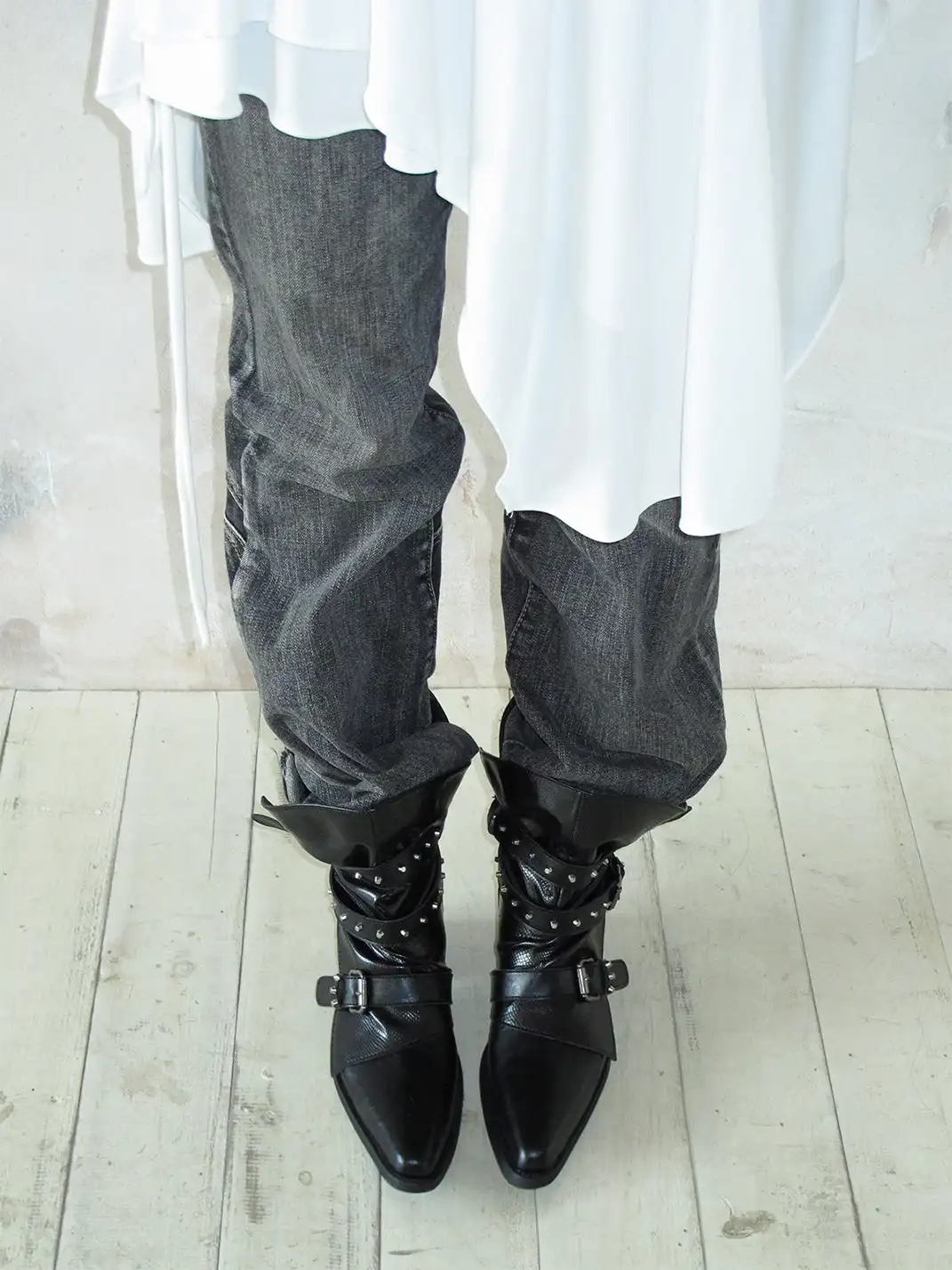 Mooreyu Atelier | Three-Strap Pointed-Toe Cowhide Ankle Boots