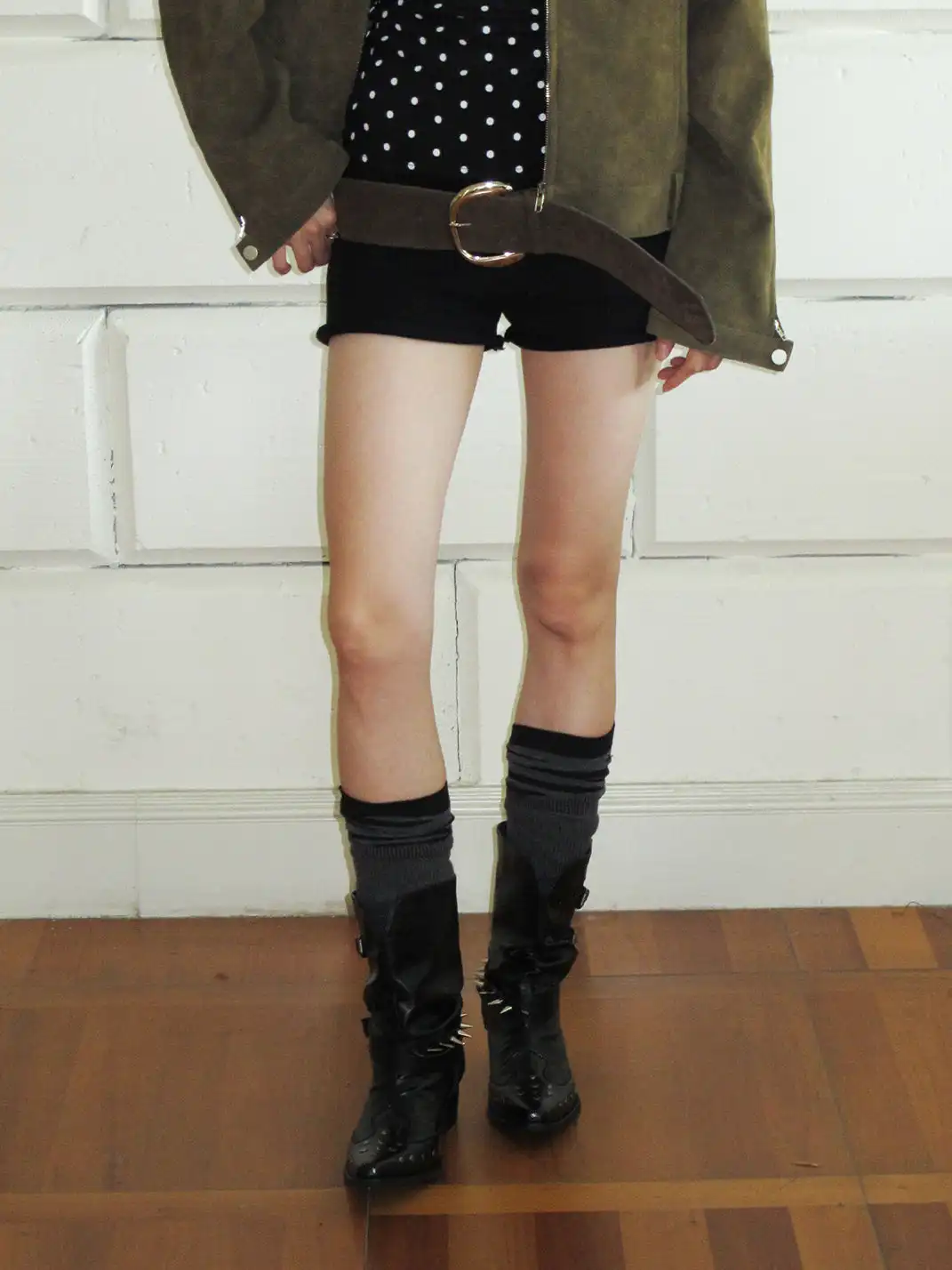 Mooreyu Atelier | Leather Pointed-Toe V-Shaped Studded Ankle Boots
