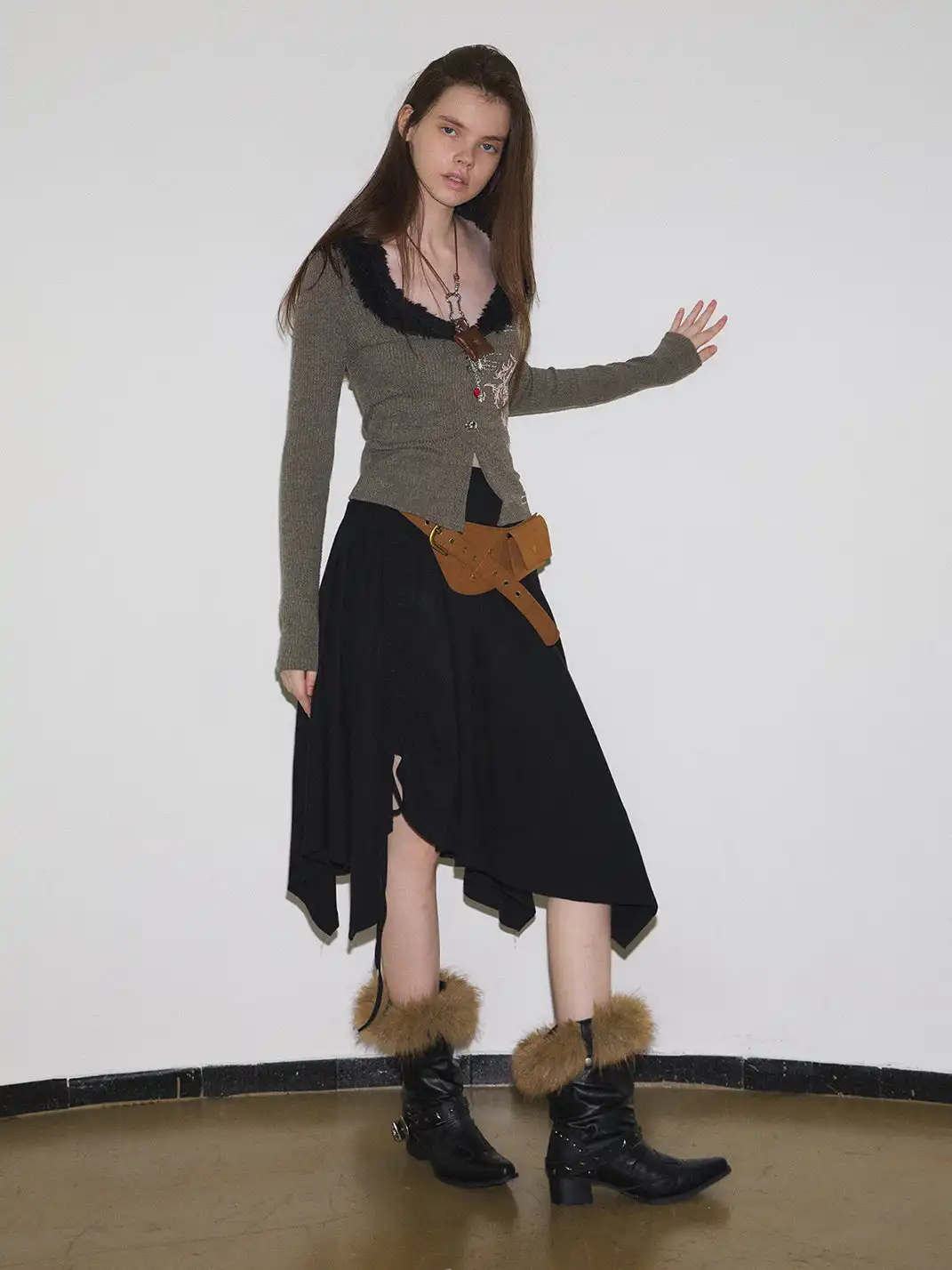 Mooreyu Atelier | Cowhide Pointed-Toe Studded Fur Snow Boots
