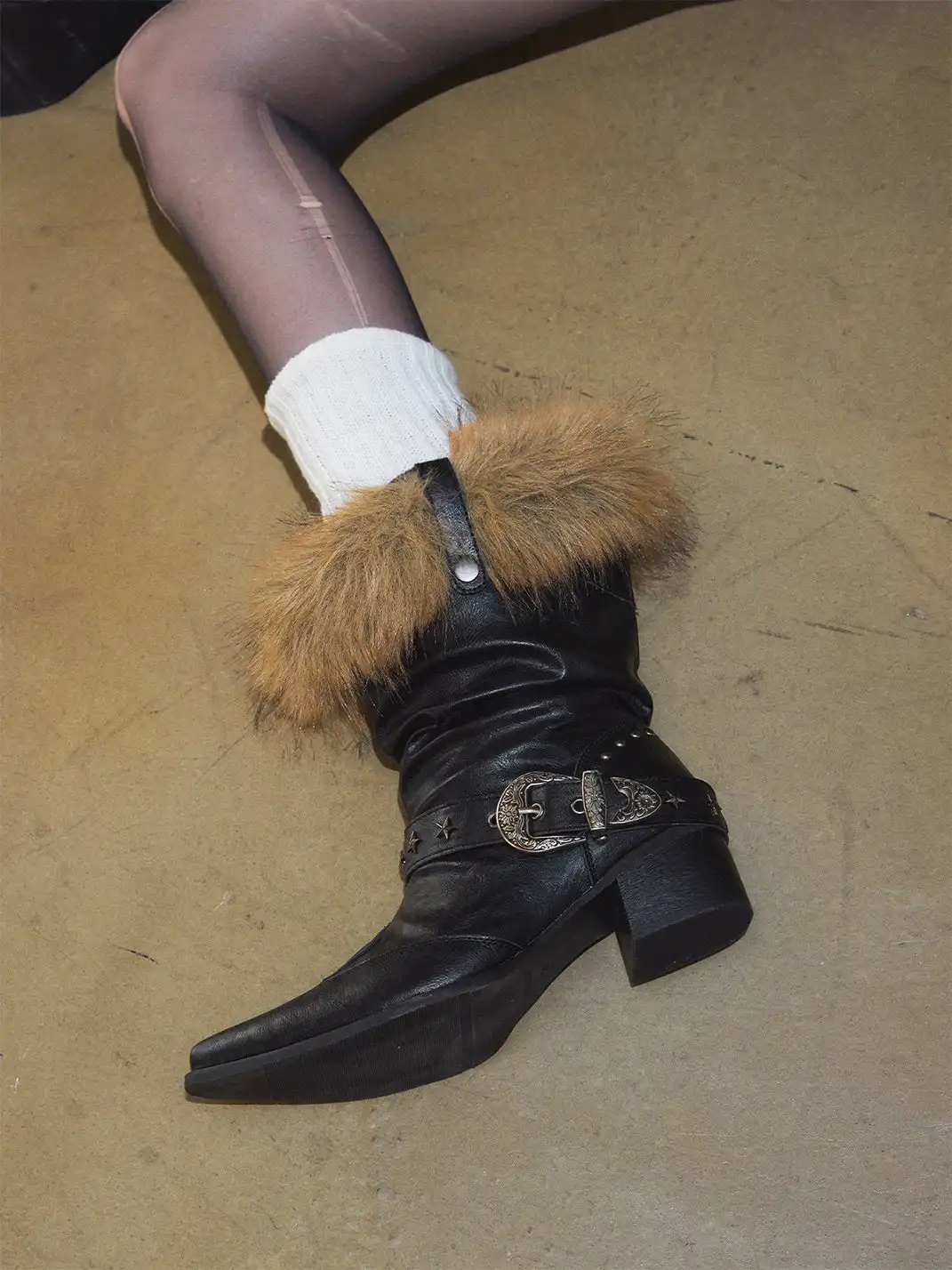 Mooreyu Atelier | Cowhide Pointed-Toe Studded Fur Snow Boots