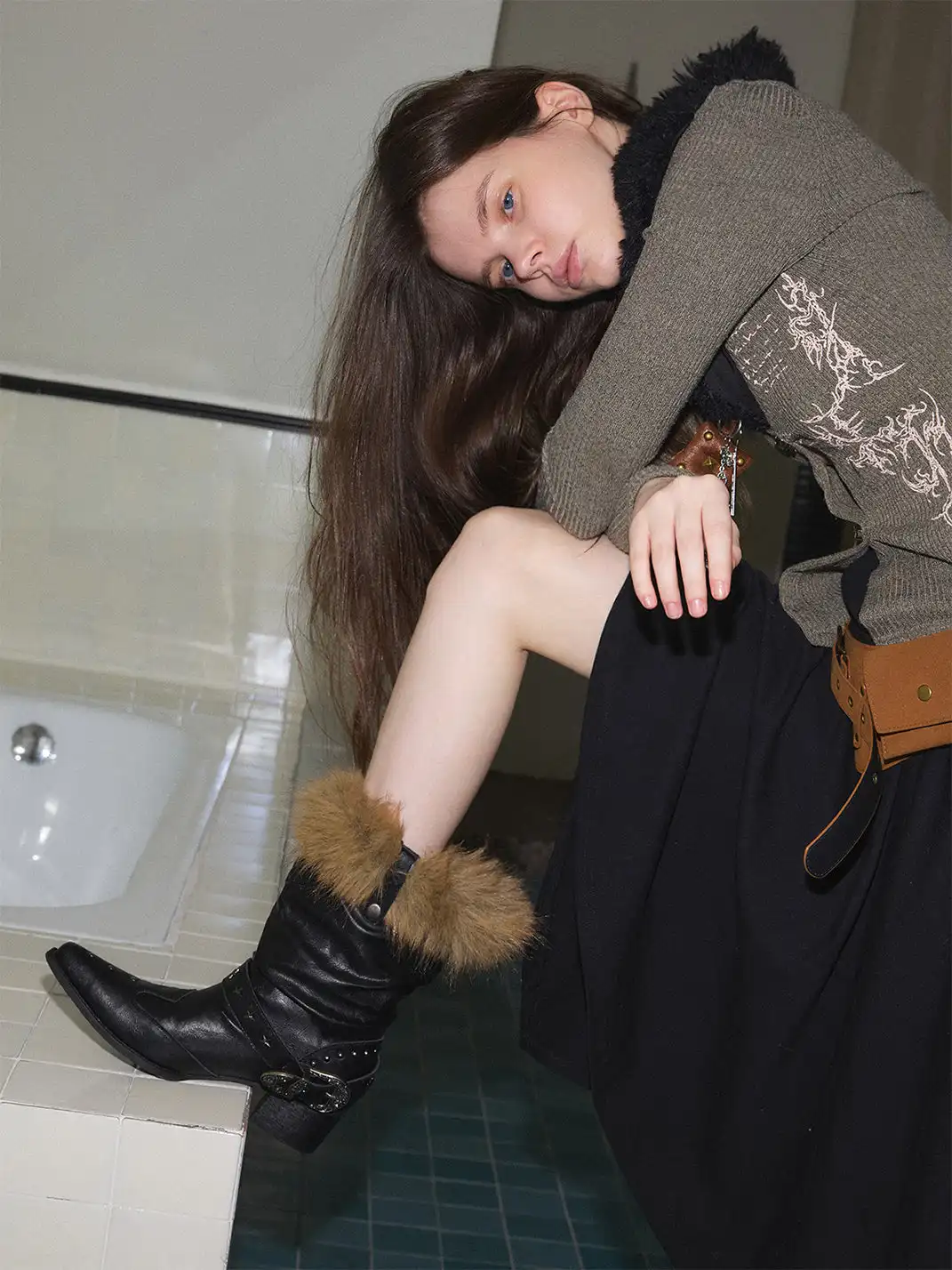 Mooreyu Atelier | Cowhide Pointed-Toe Studded Fur Snow Boots