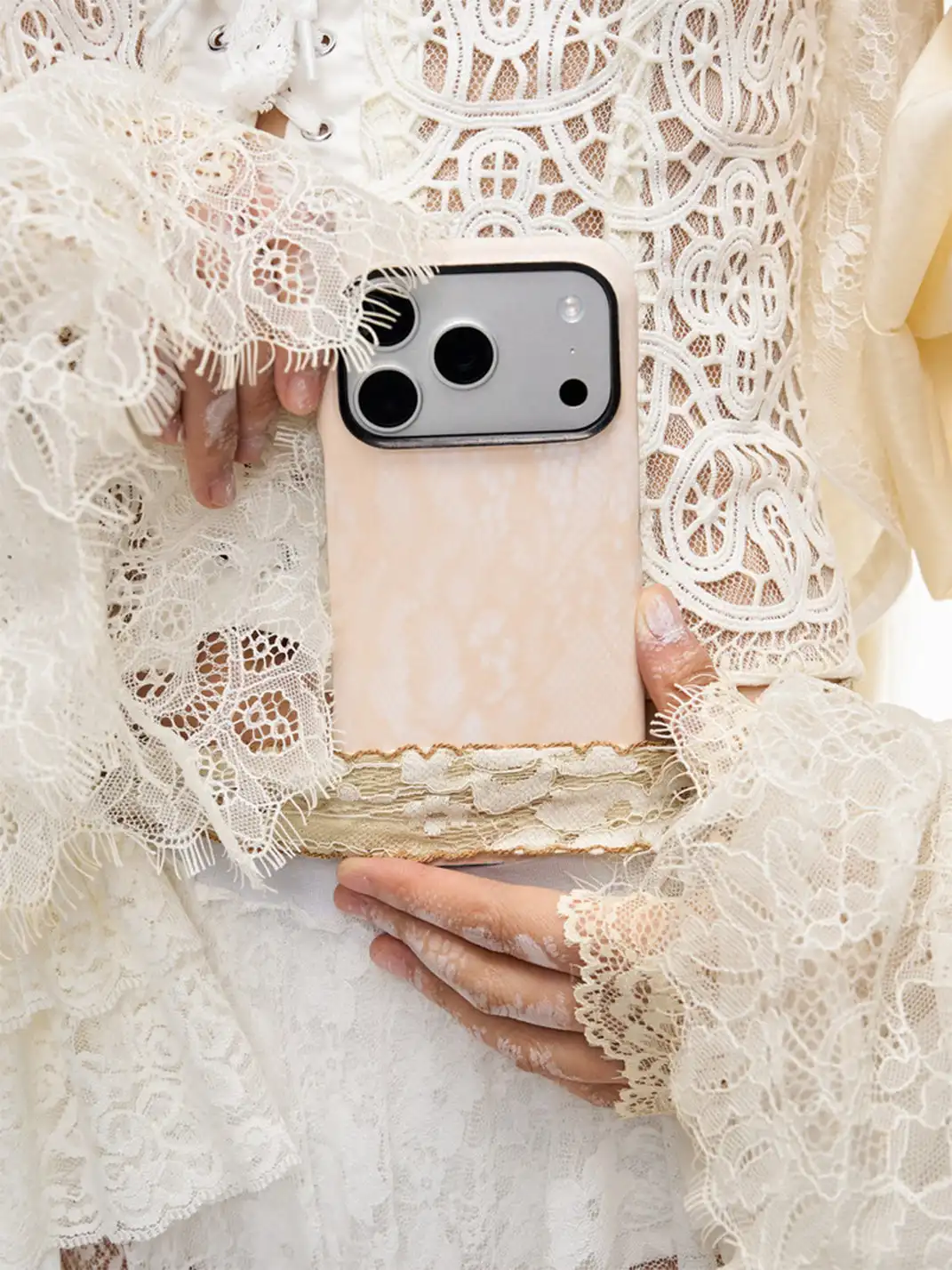 HSUX OFFICIAL | Lace Leather Phonecase