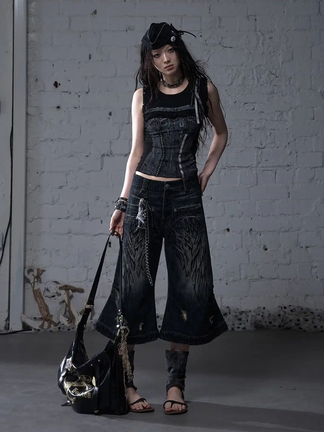 NO ROMANCE | Heavy-Duty Embroidered Wings Washed Capri Jeans