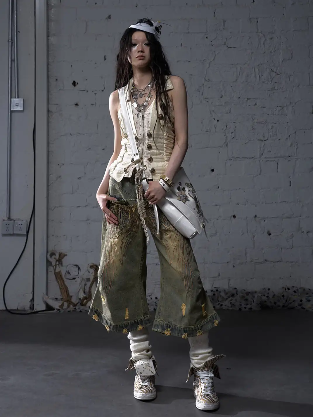 NO ROMANCE | Heavy-Duty Embroidered Wings Washed Capri Jeans