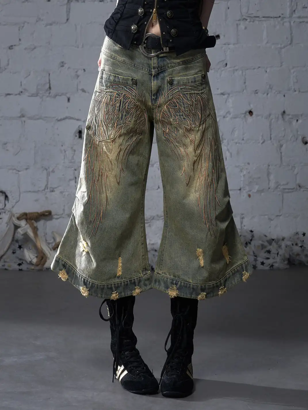 NO ROMANCE | Heavy-Duty Embroidered Wings Washed Capri Jeans