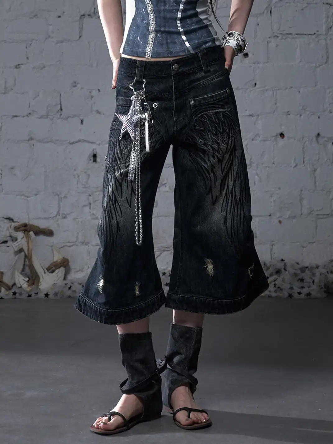 NO ROMANCE | Heavy-Duty Embroidered Wings Washed Capri Jeans