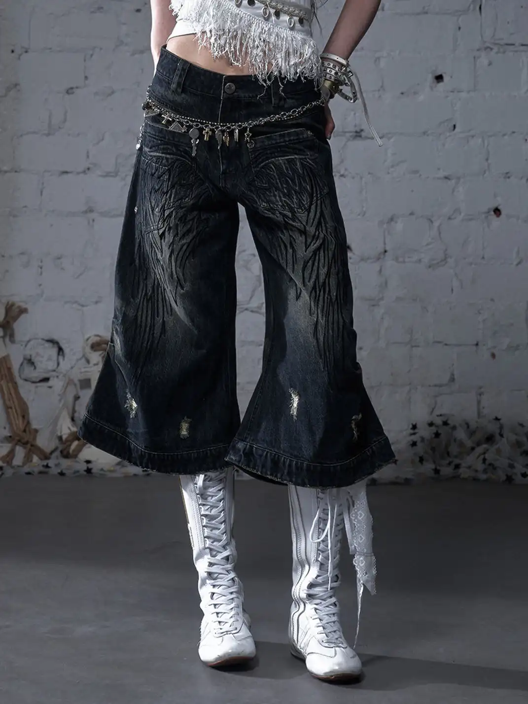 NO ROMANCE | Heavy-Duty Embroidered Wings Washed Capri Jeans