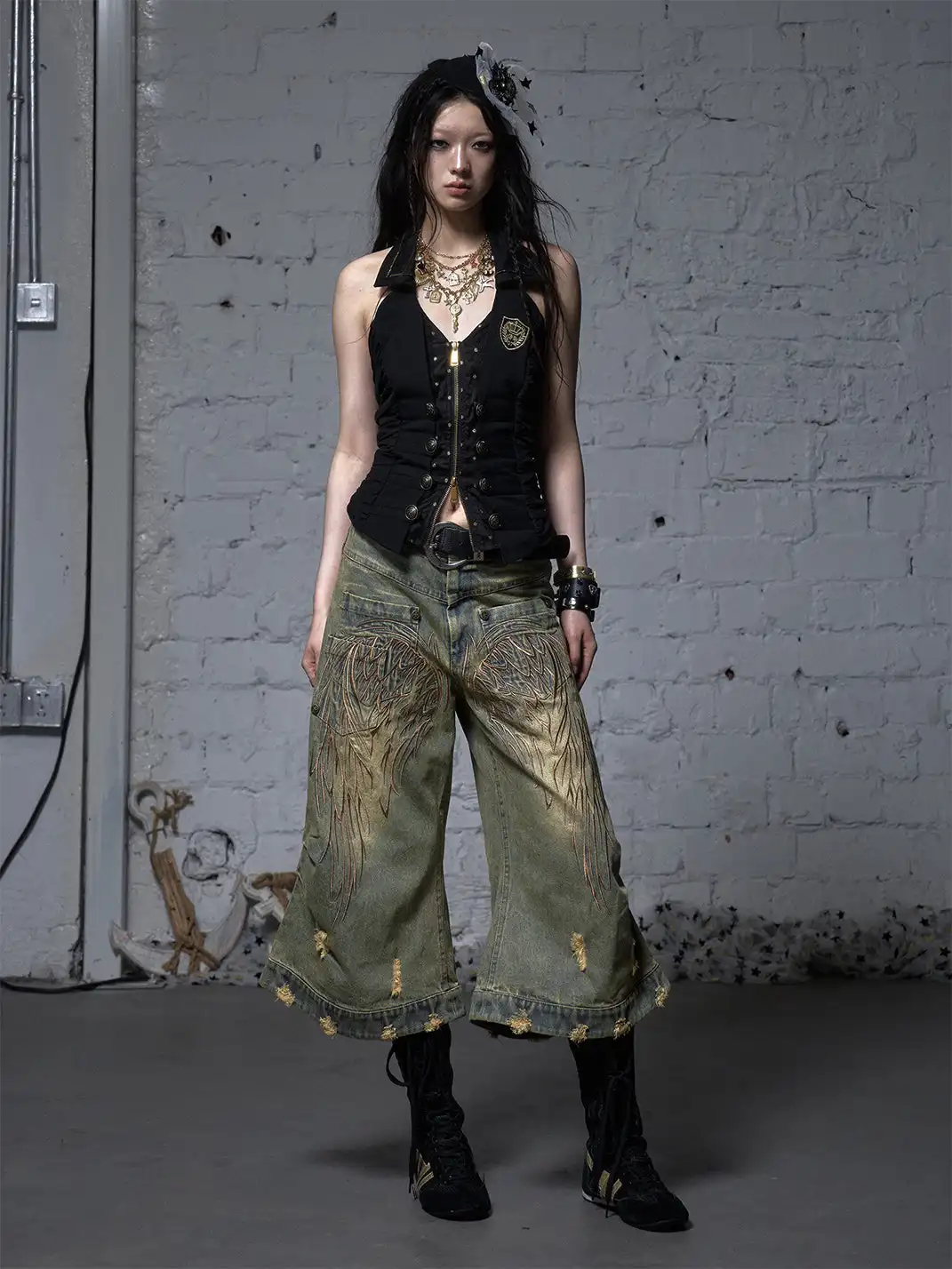 NO ROMANCE | Heavy-Duty Embroidered Wings Washed Capri Jeans
