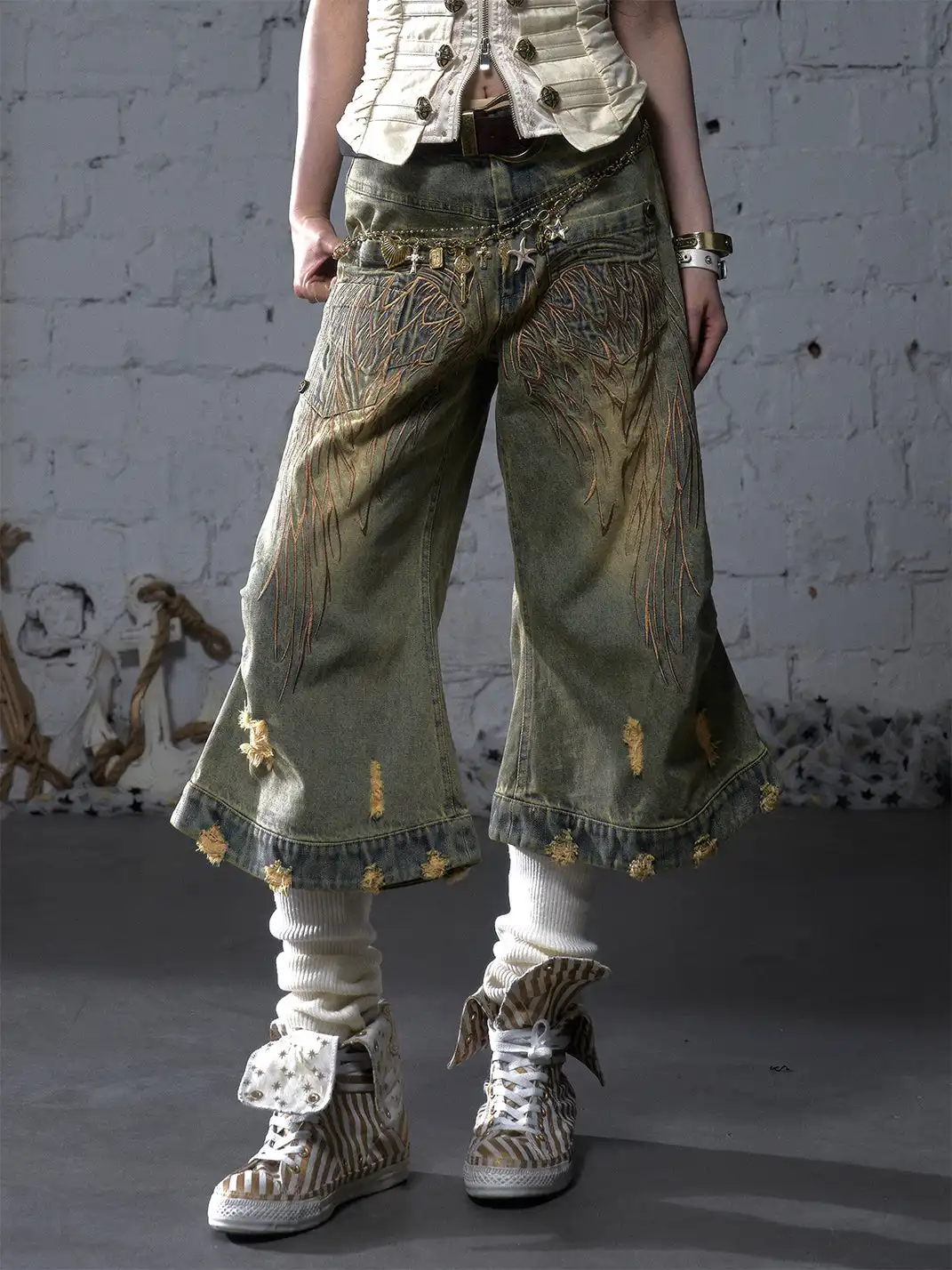 NO ROMANCE | Heavy-Duty Embroidered Wings Washed Capri Jeans