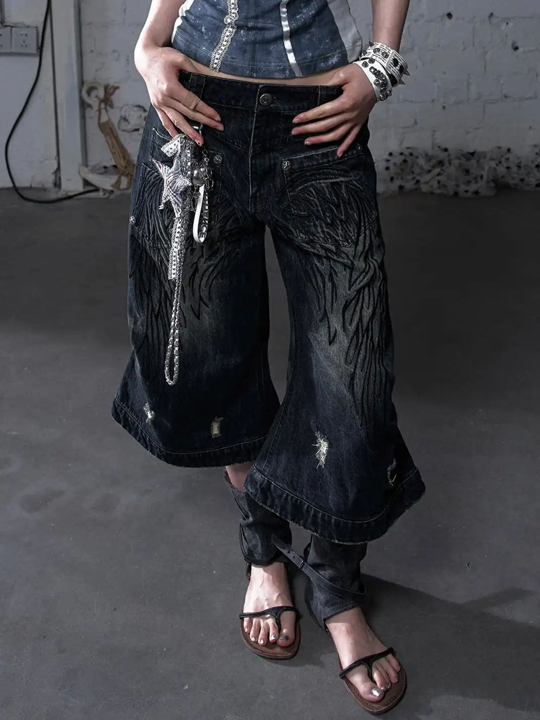 NO ROMANCE | Heavy-Duty Embroidered Wings Washed Capri Jeans