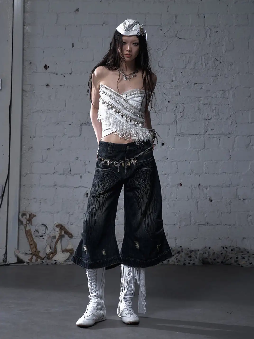 NO ROMANCE | Heavy-Duty Embroidered Wings Washed Capri Jeans