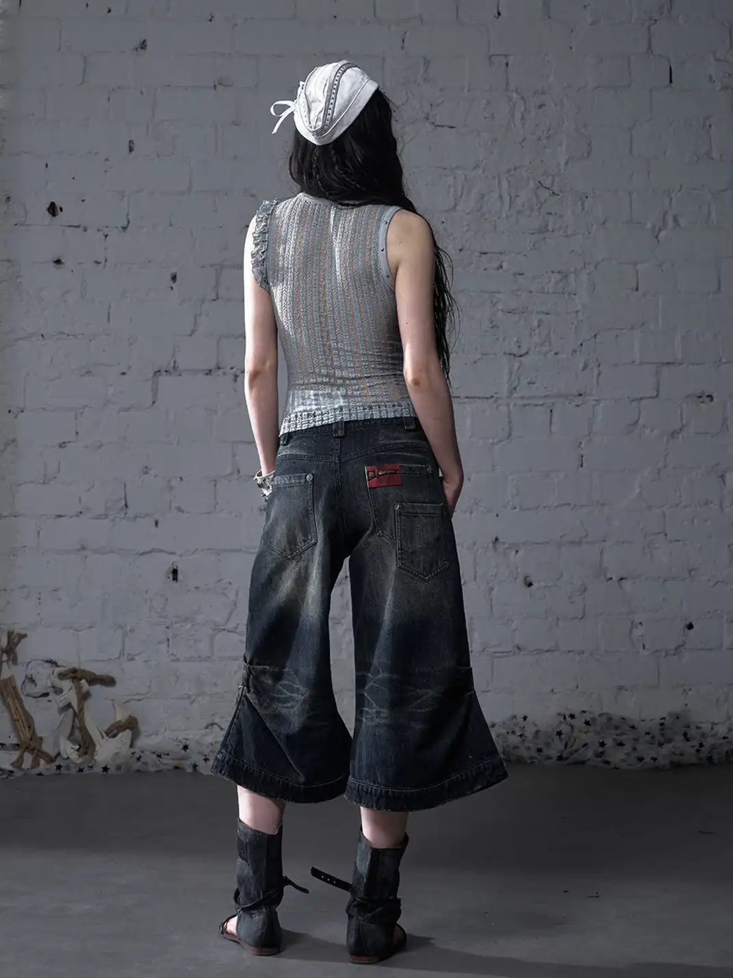NO ROMANCE | Heavy-Duty Embroidered Wings Washed Capri Jeans