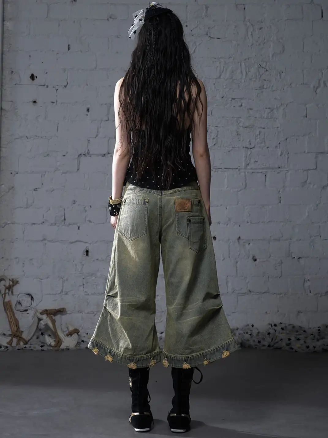 NO ROMANCE | Heavy-Duty Embroidered Wings Washed Capri Jeans