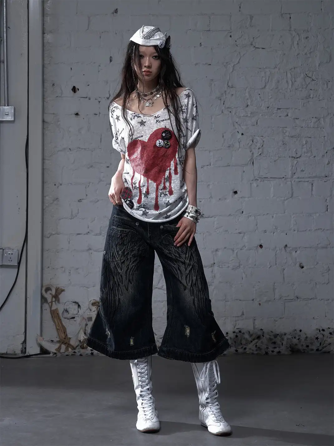 NO ROMANCE | Heavy-Duty Embroidered Wings Washed Capri Jeans
