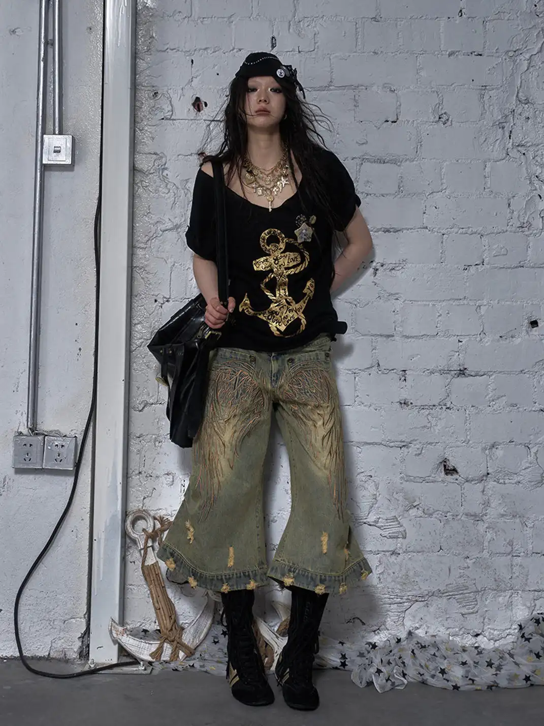 NO ROMANCE | Heavy-Duty Embroidered Wings Washed Capri Jeans