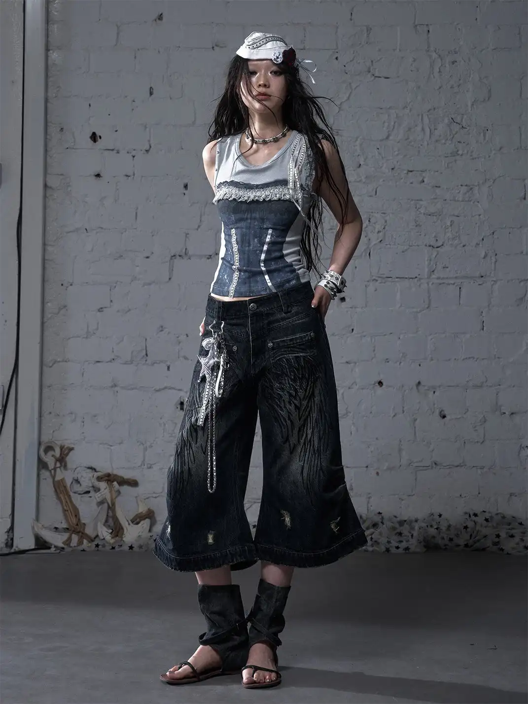 NO ROMANCE | Heavy-Duty Embroidered Wings Washed Capri Jeans