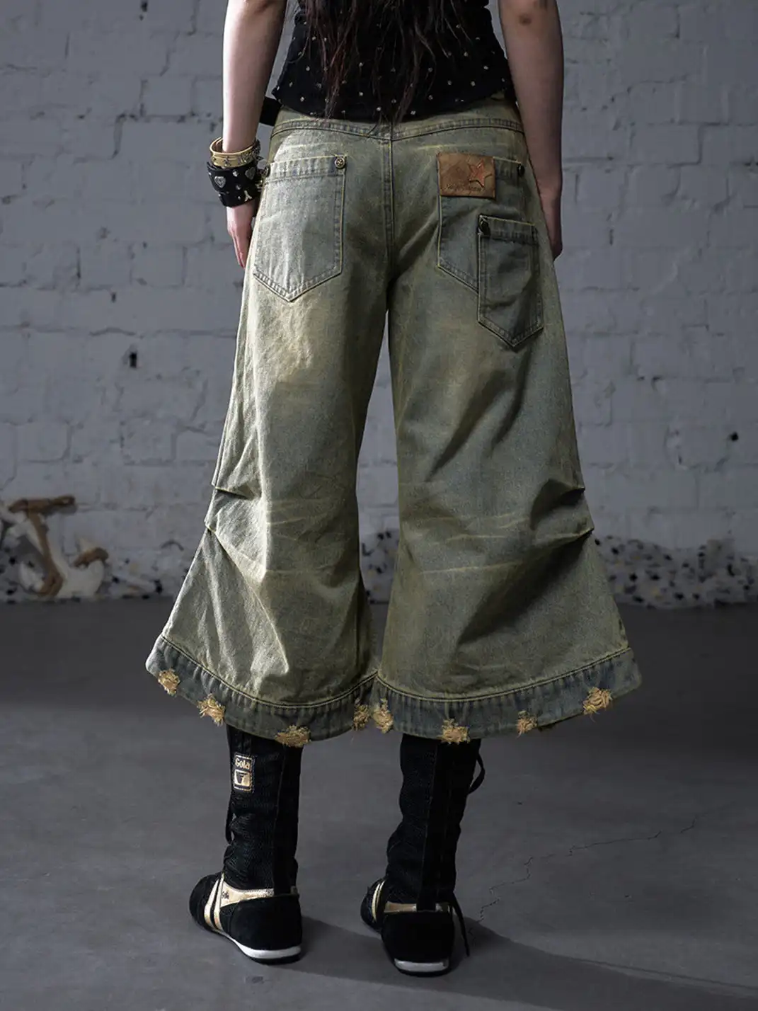 NO ROMANCE | Heavy-Duty Embroidered Wings Washed Capri Jeans