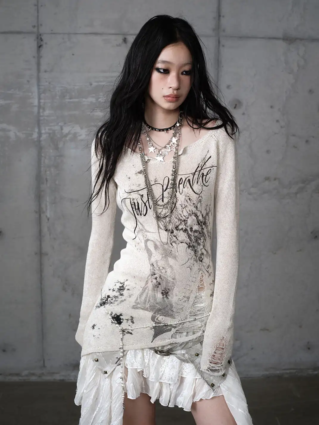 NO ROMANCE | Printed Distressed Slim-Fit V-Neck Long-Sleeved Knit Top